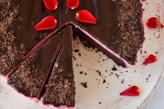 ciasto czekoladowe z musem z czerwonej porzeczki