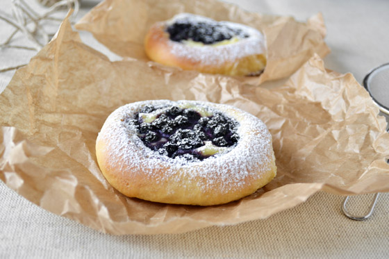 drożdżówki z budyniem i jagodami