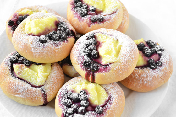 drożdżówki z budyniem i owocami