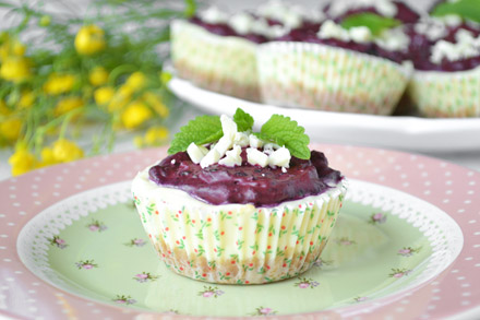 mini serniczki z musem jagodowym