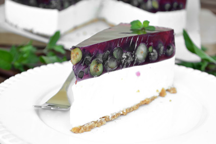 sernik na zimno z twarogu z borówkami