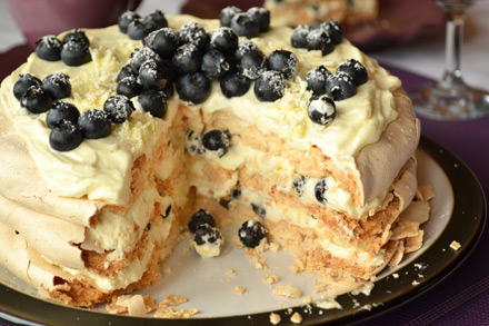 tort bezowy z borówkami